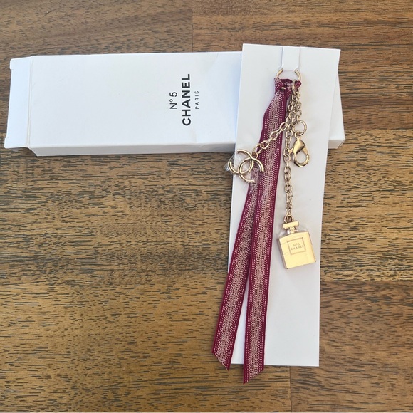 NIB Auth Chanel Gold Tone Bag Charm - Picture 1 of 2